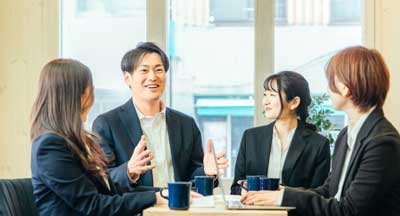 男性が好きな人にとる態度を知る方法【彼と話している時は彼の話を注意深く聞いて】