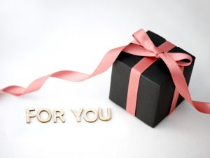 片思い相手に誕生日プレゼントを渡したら重い?無料タロット占いで占ってみる